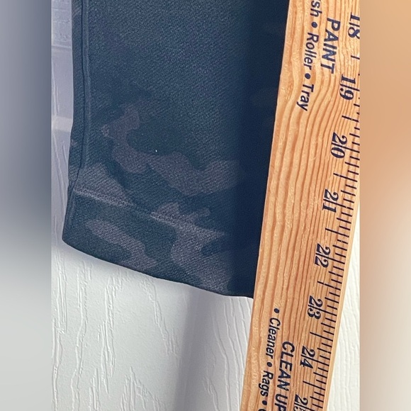 Spanx Medium Leggings Look at Me Now in Black Camo - Picture 8 of 9